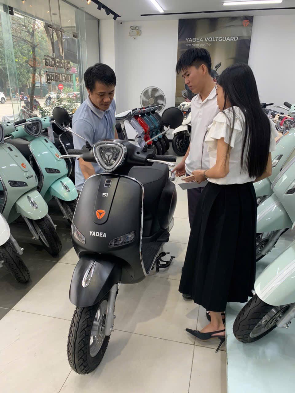 Xe điện vào mùa cao điểm trước thềm khai giảng- Ảnh 1. Xe điện vào mùa cao điểm trước thềm khai giảng- Ảnh 1.