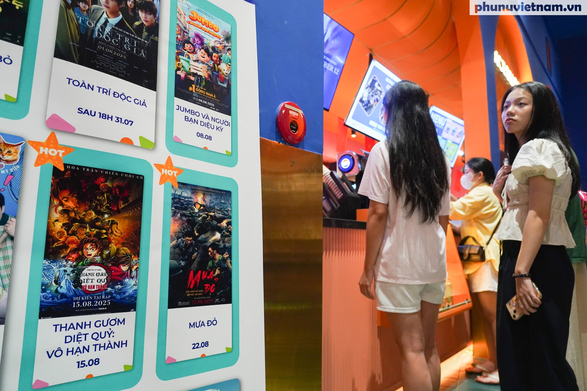 Gen Z thức trắng đêm xem “Mưa đỏ”: Khi lịch sử chạm đến trái tim người trẻ- Ảnh 1. Gen Z thức trắng đêm xem “Mưa đỏ”: Khi lịch sử chạm đến trái tim người trẻ- Ảnh 1.