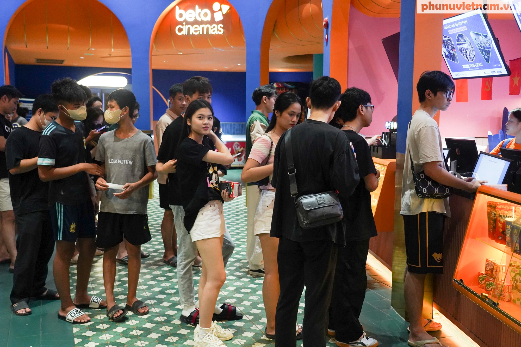 Gen Z thức trắng đêm xem “Mưa đỏ”: Khi lịch sử chạm đến trái tim người trẻ- Ảnh 2. Gen Z thức trắng đêm xem “Mưa đỏ”: Khi lịch sử chạm đến trái tim người trẻ- Ảnh 2.