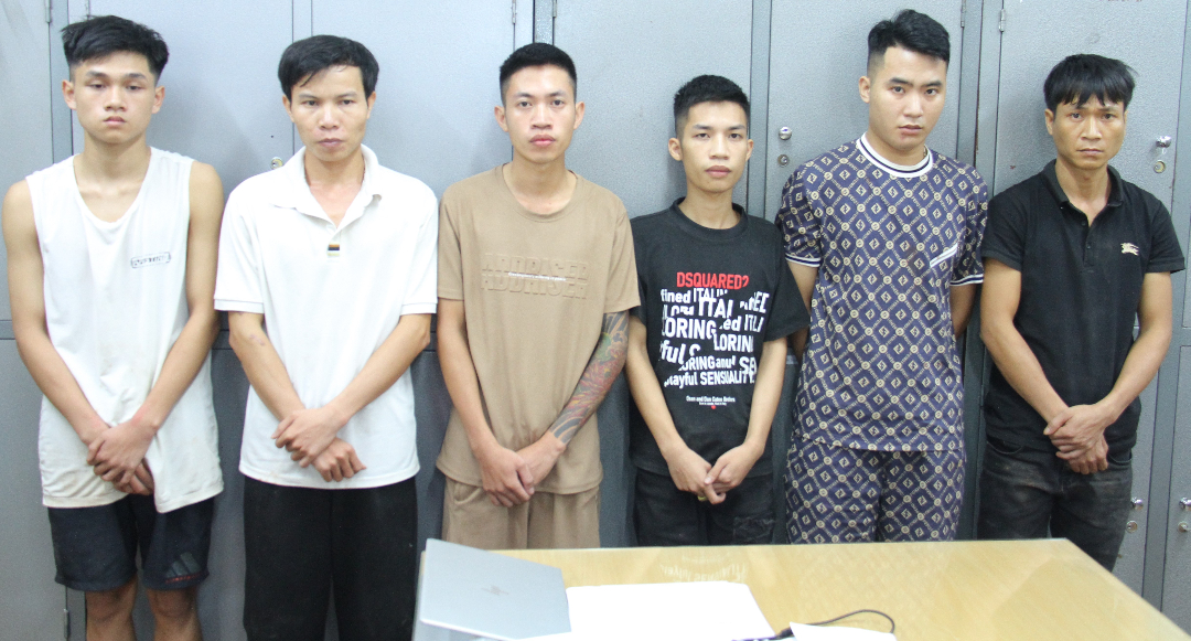 Bắt giữ 11 đối tượng trong đường dây lừa đảo livestream bán đá "đổ thạch"- Ảnh 2. Bắt giữ 11 đối tượng trong đường dây lừa đảo livestream bán đá "đổ thạch"- Ảnh 2.