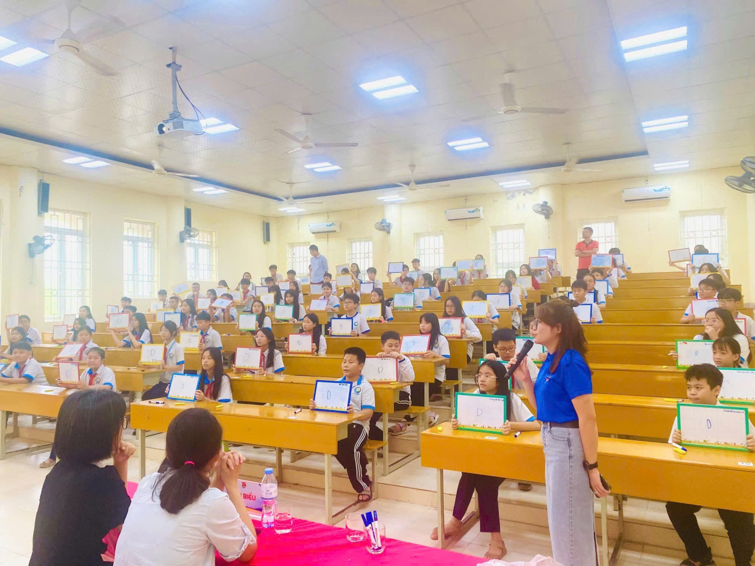 Prevence škodlivých účinků tabáku ve školách: Vyžaduje koordinovanou účast mnoha stran - Foto 4. Phòng chống tác hại của thuốc lá trong nhà trường: Cần sự vào cuộc đồng bộ từ nhiều phía- Ảnh 4.