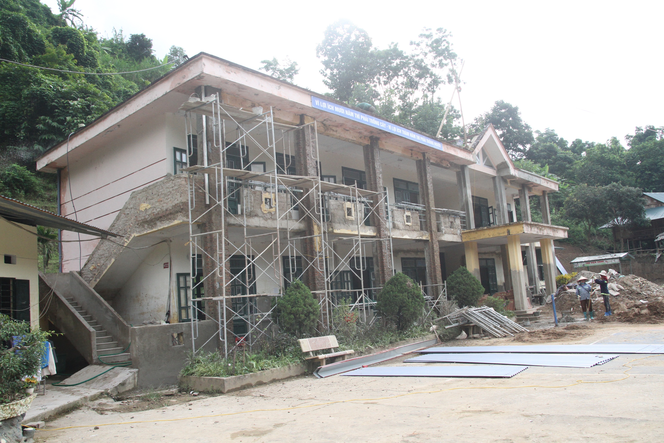 Após a enchente, professores e alunos das terras altas estão novamente preocupados com deslizamentos de terra - Foto 4. Sau mưa lũ, thày trò vùng cao lại nơm nớp lo sạt lở đất- Ảnh 4.