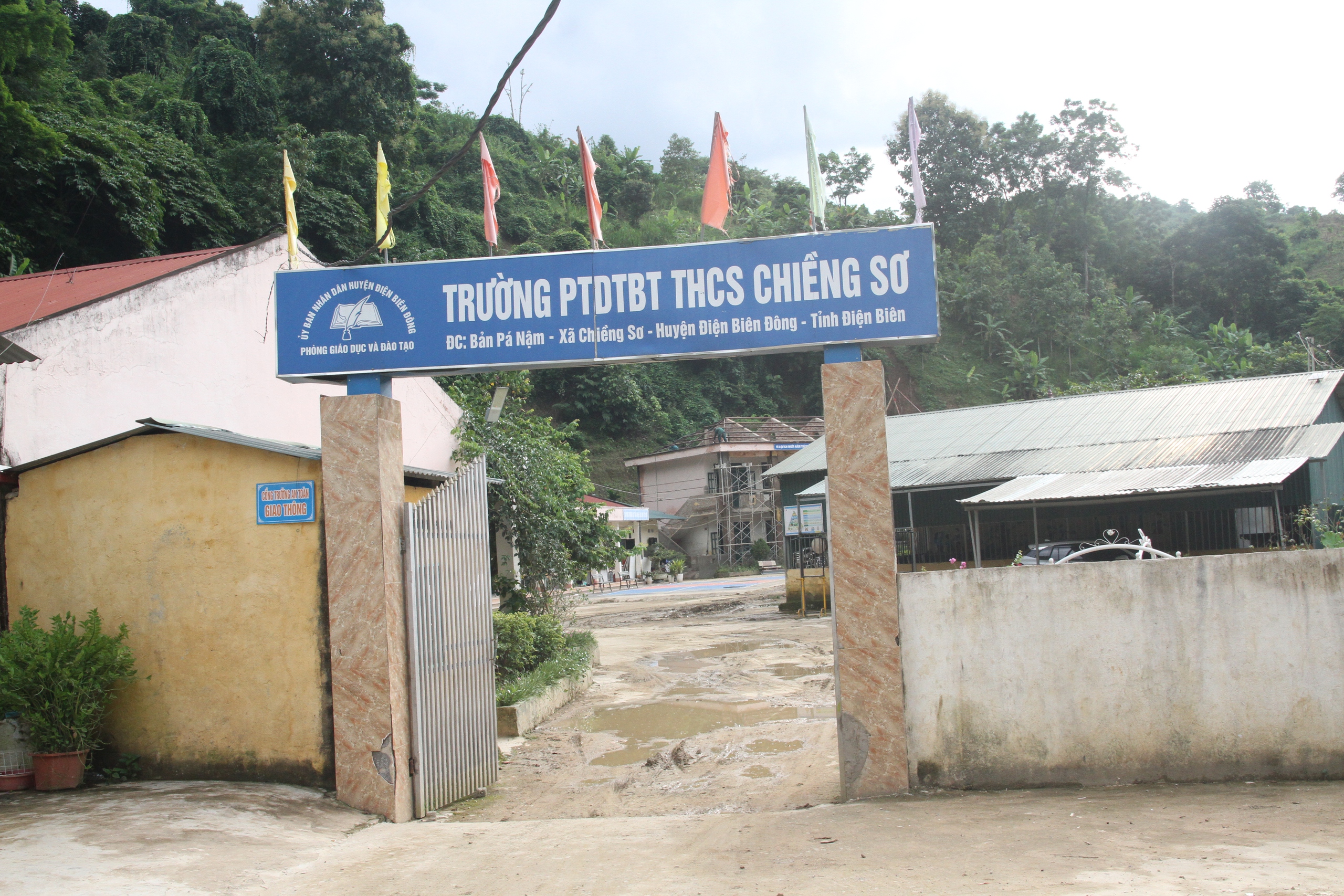 Após a enchente, professores e alunos das terras altas estão preocupados com deslizamentos de terra - Foto 1. Sau mưa lũ, thày trò vùng cao lại nơm nớp lo sạt lở đất- Ảnh 1.