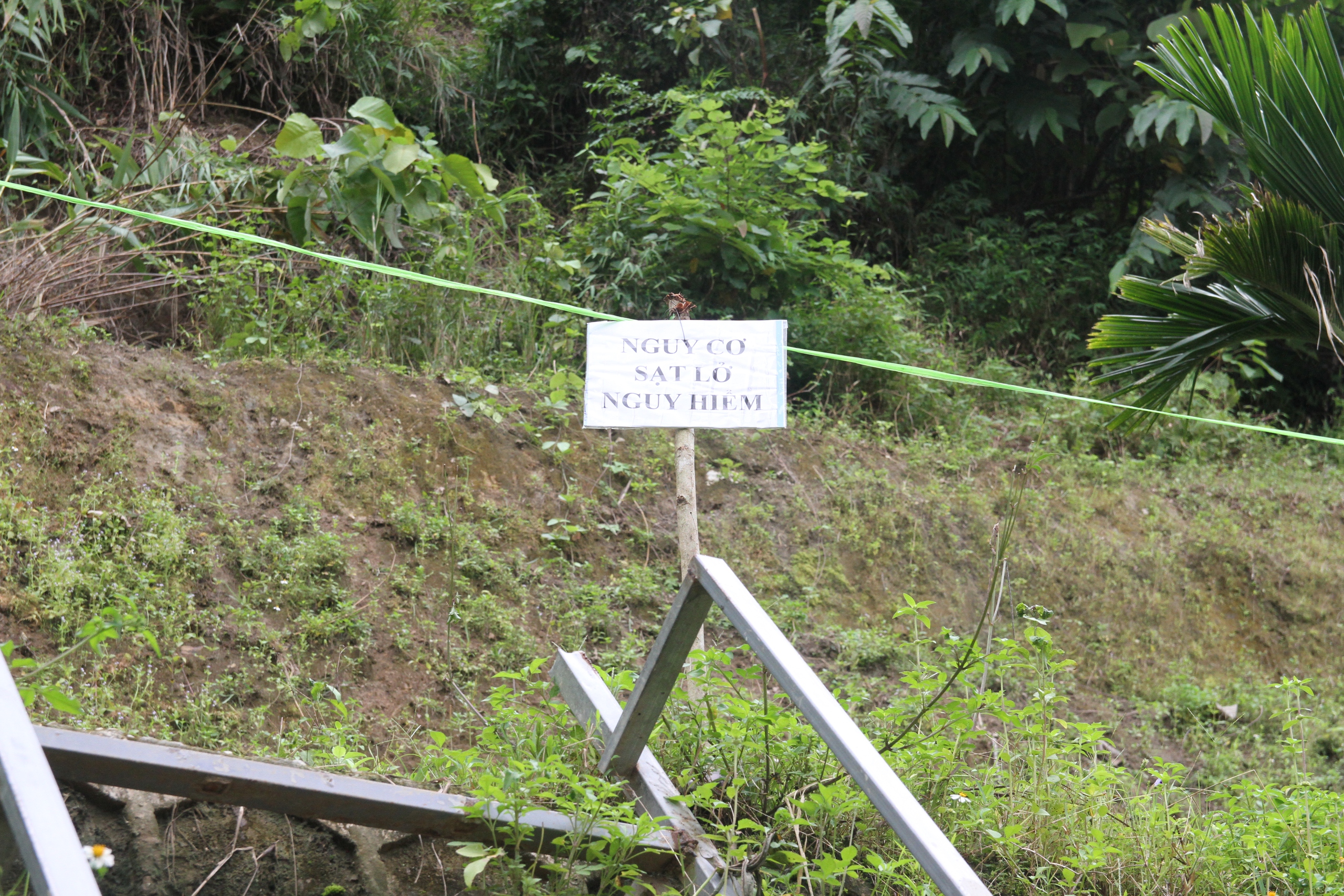 Após a enchente, professores e alunos das terras altas estão novamente preocupados com deslizamentos de terra - Foto 5. Sau mưa lũ, thày trò vùng cao lại nơm nớp lo sạt lở đất- Ảnh 5.