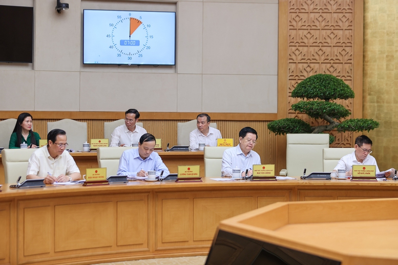 Thủ tướng: Việc giải quyết thủ tục cho người dân, doanh nghiệp phải đặt lên hàng đầu- Ảnh 5. Thủ tướng: Việc giải quyết thủ tục cho người dân, doanh nghiệp phải đặt lên hàng đầu- Ảnh 5.