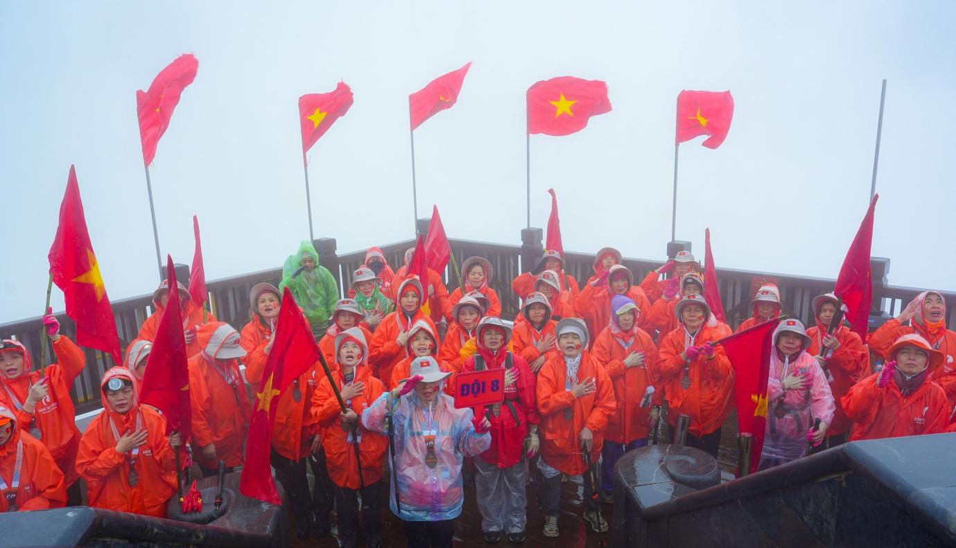 Překypující emocemi na zvláštním ceremoniálu vztyčení vlajky na „střeše Indočíny“ - Foto 1. Vỡ òa cảm xúc với lễ thượng cờ đặc biệt trên