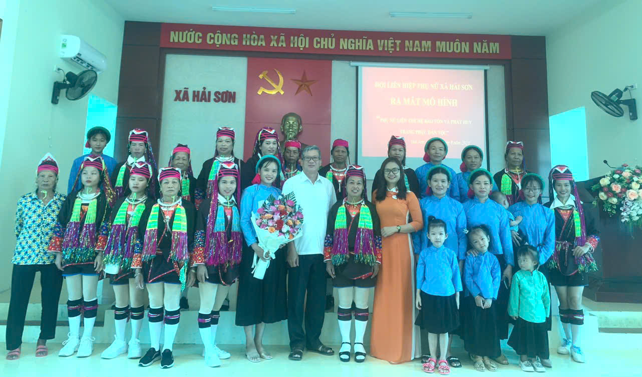 Bí quyết bảo tồn, phát huy trang phục truyền thống dân tộc trên đỉnh Pò Hèn- Ảnh 1. Bí quyết bảo tồn, phát huy trang phục truyền thống dân tộc trên đỉnh Pò Hèn- Ảnh 1.