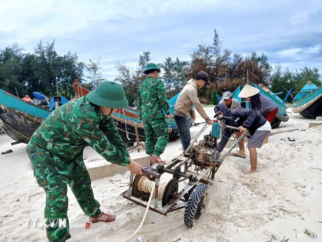 Bão số 5 ngày càng mạnh, các địa phương gấp rút sơ tán dân, thực hiện cấm biển- Ảnh 1. Bão số 5 ngày càng mạnh, các địa phương gấp rút sơ tán dân, thực hiện cấm biển- Ảnh 1.
