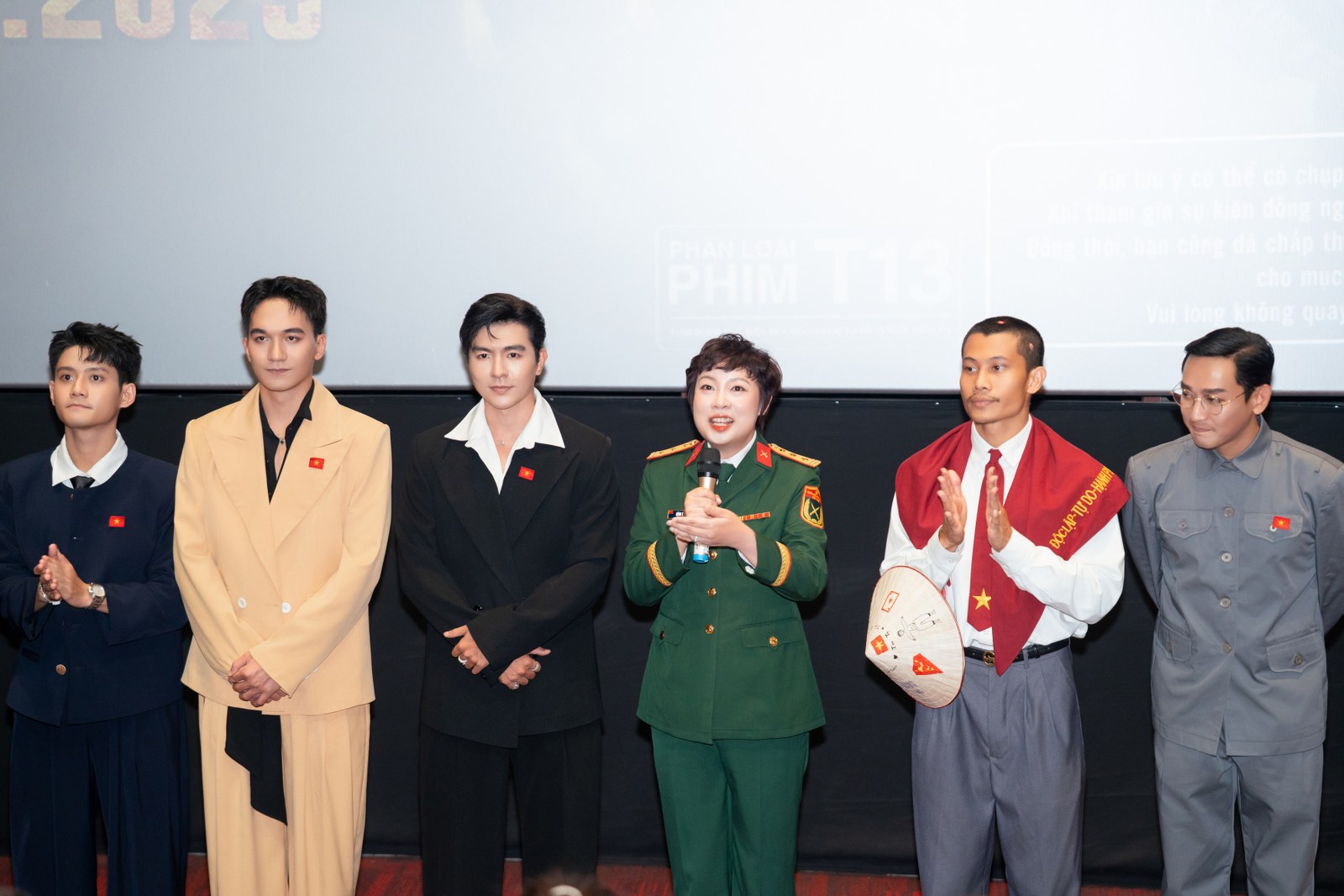 Đạo diễn Đặng Thái Huyền: "Mưa đỏ" chỉ là một lát cắt, không thể truyền tải hết sự khốc liệt của chiến tranh- Ảnh 3. Đạo diễn Đặng Thái Huyền: "Mưa đỏ" chỉ là một lát cắt, không thể truyền tải hết sự khốc liệt của chiến tranh- Ảnh 3.