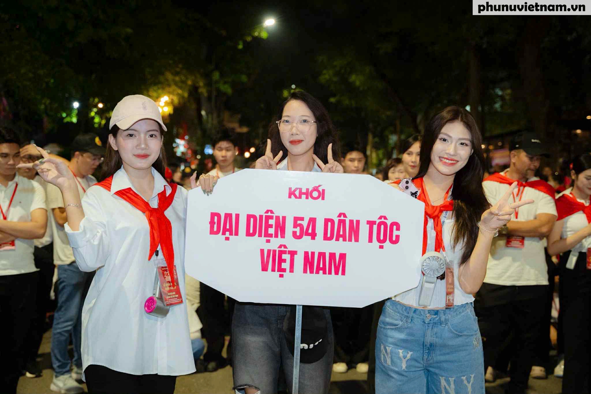 Hoa hậu Hoàng Châu Anh tự hào tham gia Khối diễu hành đại diện 54 dân tộc Việt Nam- Ảnh 6. Hoa hậu Hoàng Châu Anh tự hào tham gia Khối diễu hành đại diện 54 dân tộc Việt Nam- Ảnh 6.