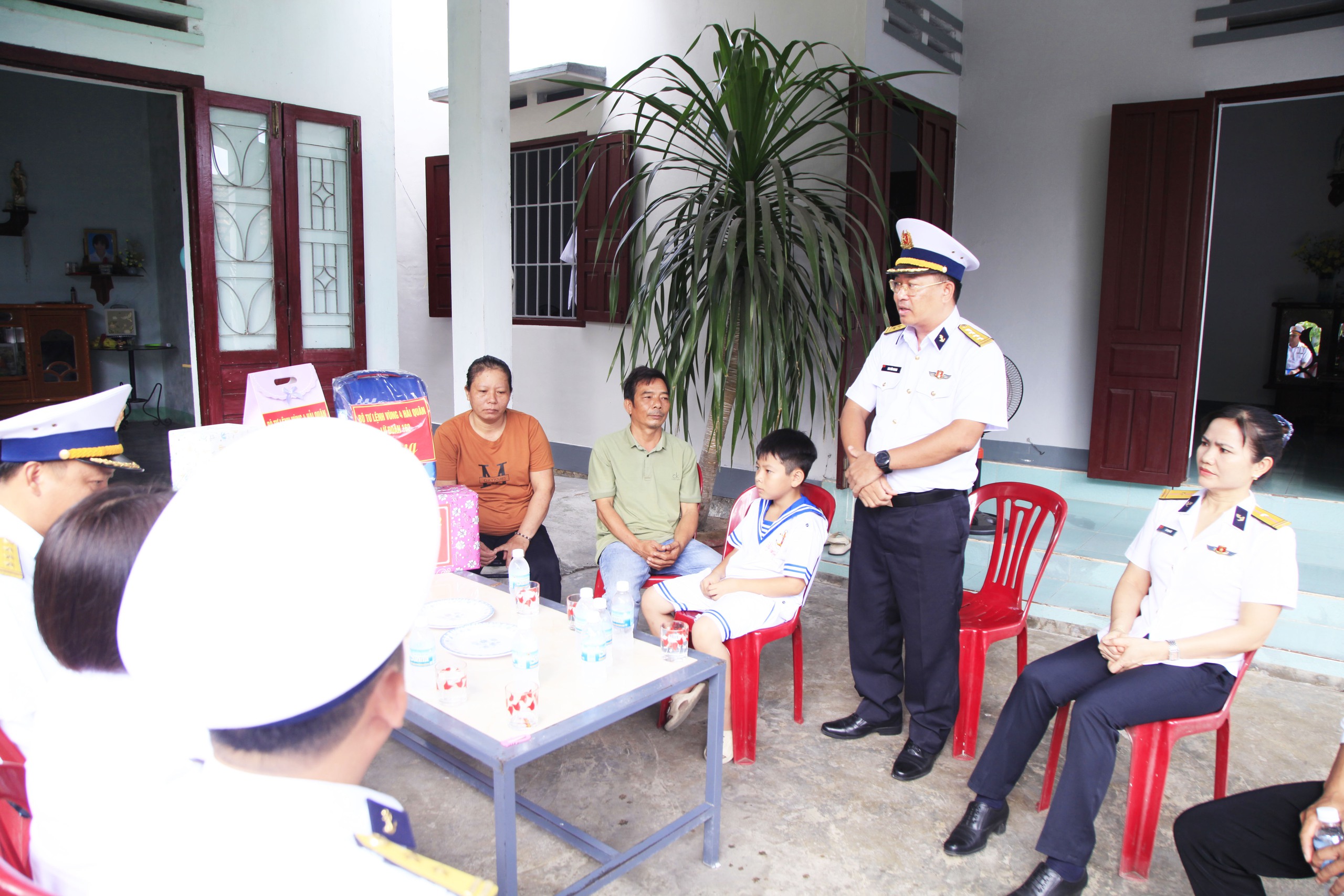 Η Ταξιαρχία 162 μοιράζει δώρα και ενθαρρύνει τα βαφτιστήρια για τη νέα σχολική χρονιά - Φωτογραφία 1. Lữ đoàn 162 tặng quà, động viên con đỡ đầu vào năm học mới- Ảnh 1.