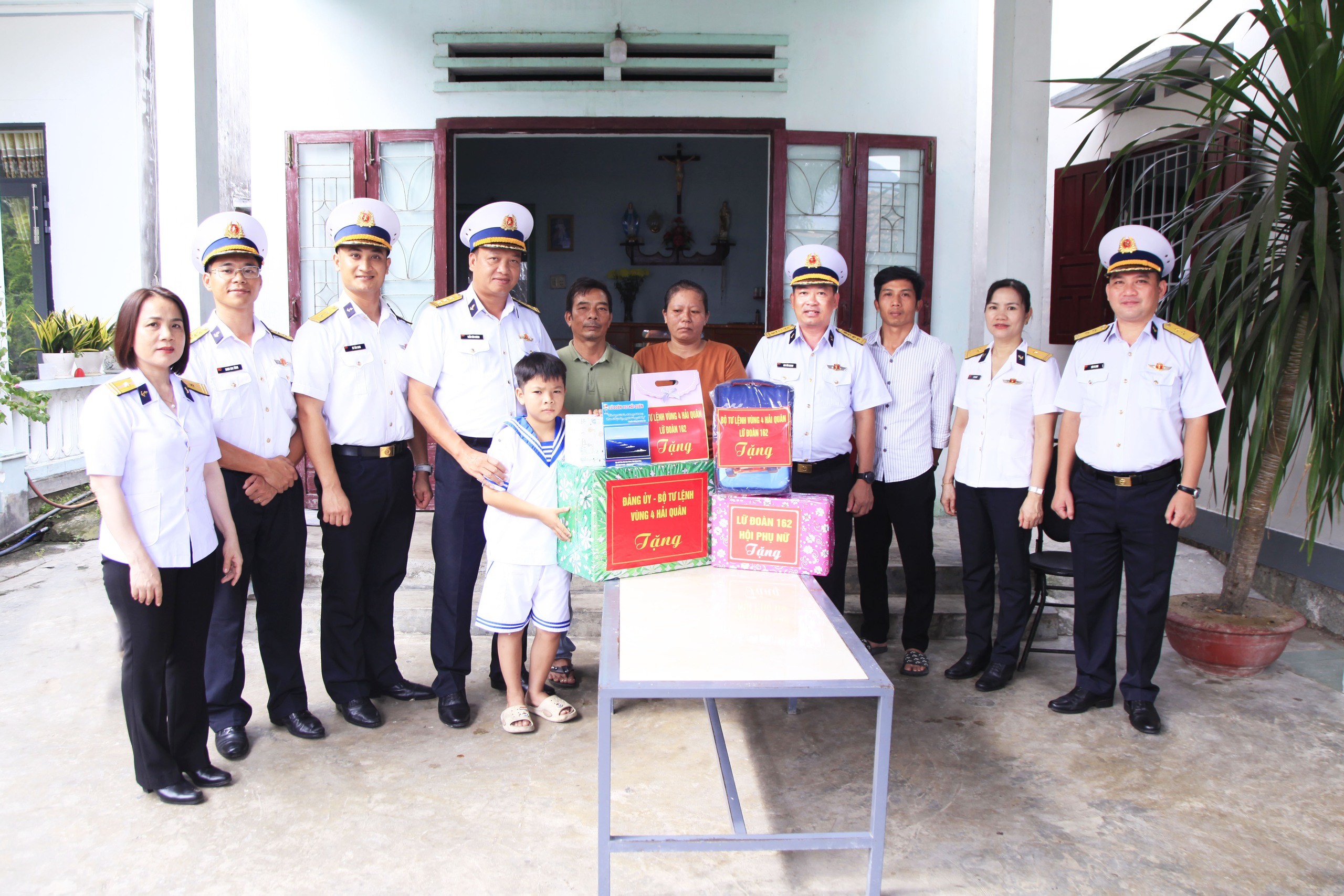 Η Ταξιαρχία 162 μοιράζει δώρα και ενθαρρύνει τα βαφτιστήρια για τη νέα σχολική χρονιά - Φωτογραφία 2. Lữ đoàn 162 tặng quà, động viên con đỡ đầu vào năm học mới- Ảnh 2.