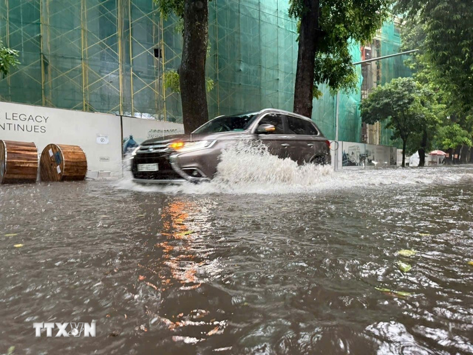 Người dân đổ về bến xe Kim Mã chờ xem tổng duyệt lễ kỷ niệm