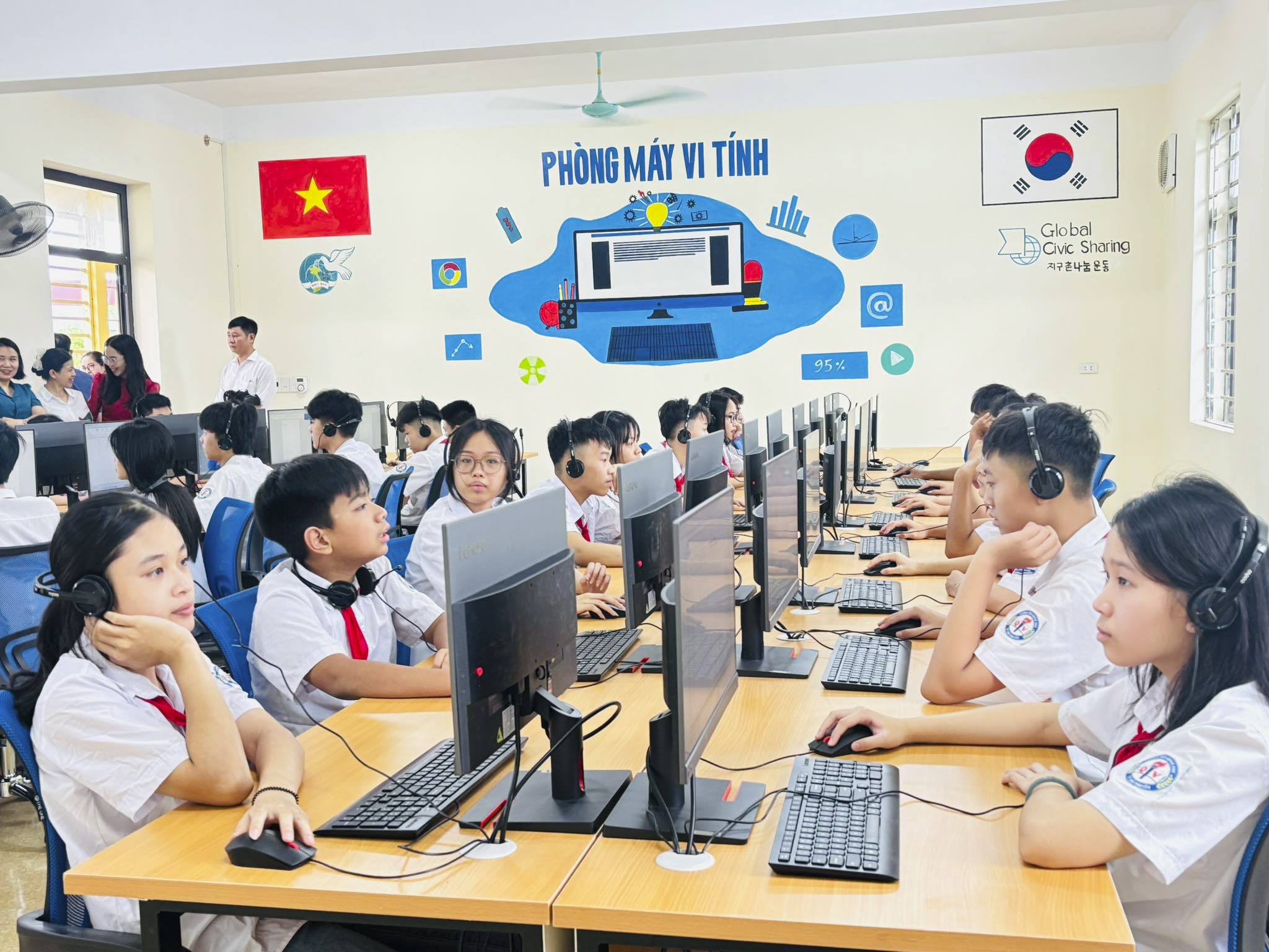 Remise de 35 ordinateurs d'une valeur de plus de 851 millions de VND à l'école secondaire de Quang Vinh - Photo 1. Bàn giao 35 bộ máy tính trị giá hơn 851 triệu đồng cho Trường THCS Quang Vinh- Ảnh 1.