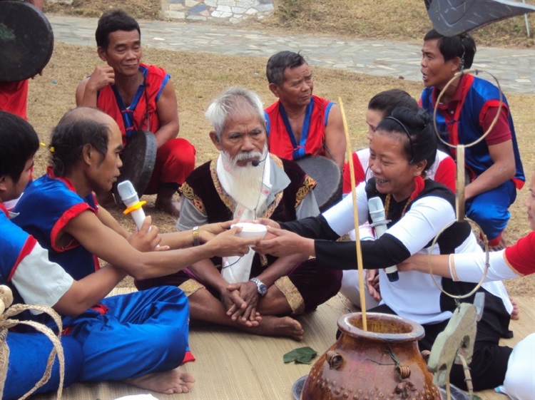 ວິທີແກ້ໄຂເພື່ອໜູນຊ່ວຍແມ່ຍິງ ແລະ ເດັກນ້ອຍບັນດາເຜົ່າໃຫ້ເຂົ້າເຖິງພາສາລາແກລາຍຈາກໂຮງຮຽນ - ຮູບ 4. Giải pháp hỗ trợ phụ nữ và trẻ em dân tộc thiểu số tiếp cận tiếng Ra-Glai từ nhà trường- Ảnh 4.