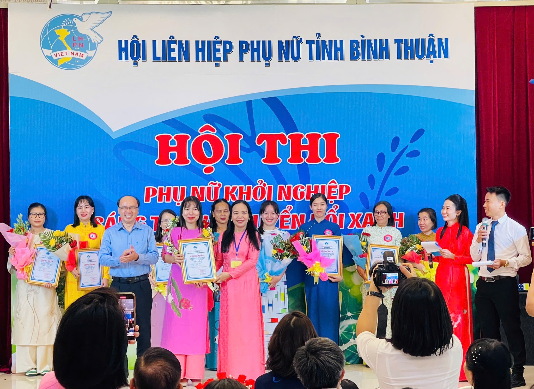 Kozmetikumok készítése sárkánygyümölcs héjából - 1. kép. Chế mỹ phẩm từ vỏ thanh long- Ảnh 1.