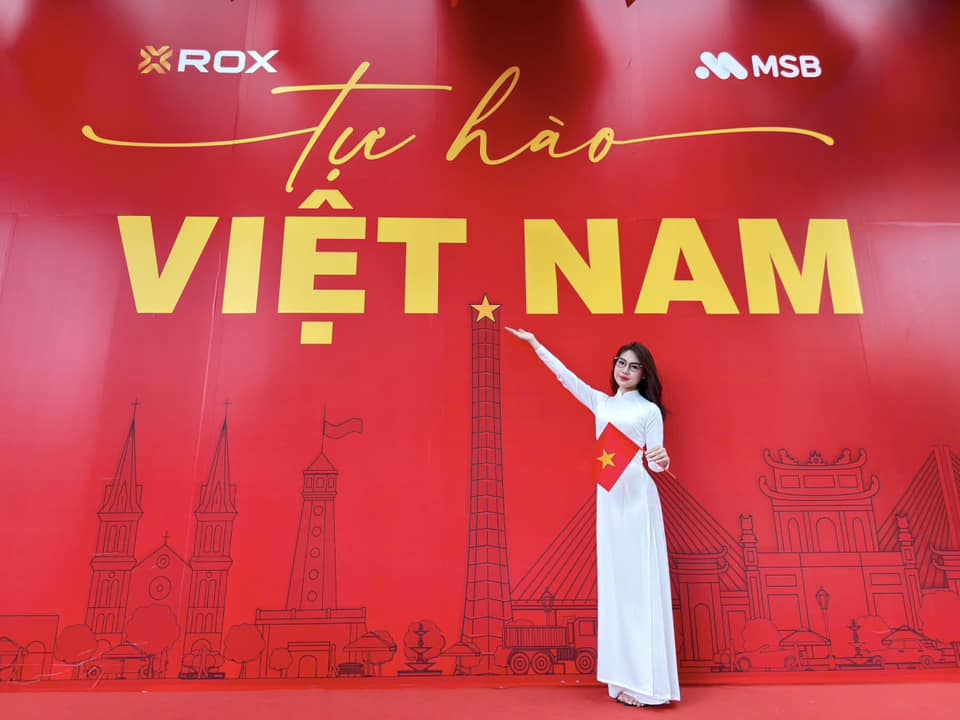 ROX টাওয়ার পতাকা এবং ফুলে ভরা, ভিয়েতনামী গর্বের চেতনা ছড়িয়ে দিচ্ছে - ছবি ৪। ROX Tower rực rỡ cờ hoa, lan tỏa tinh thần tự hào Việt Nam- Ảnh 4.