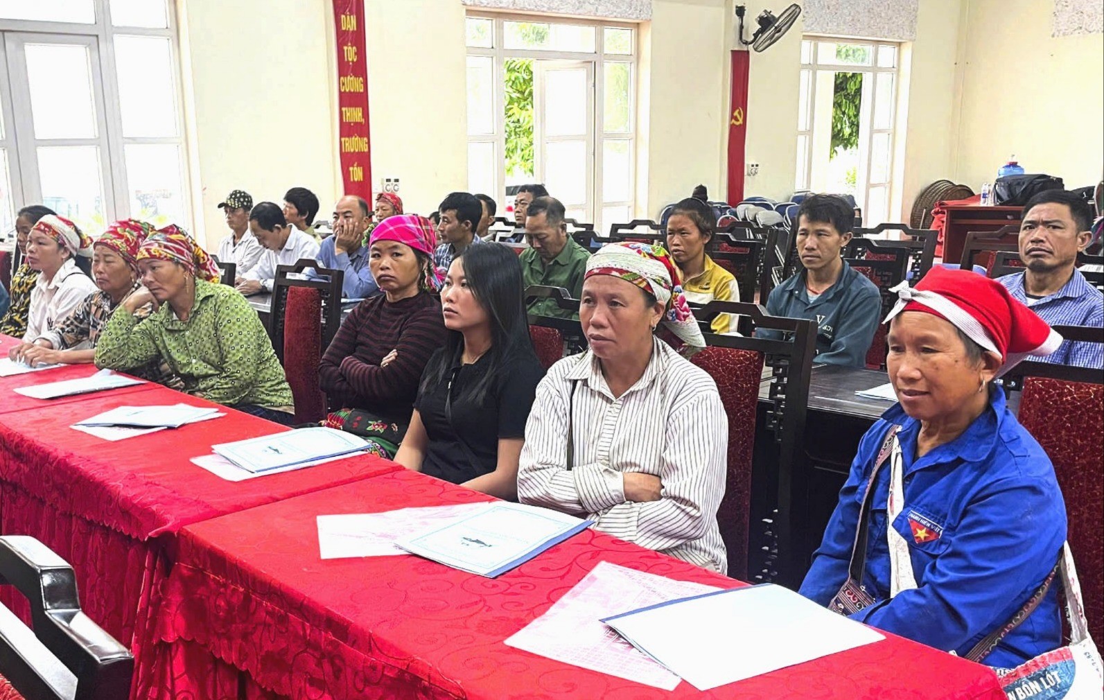 Opplæring i husdyrholdsteknikker for folk i Trinh Tuong kommune - Bilde 2. Tập huấn kỹ thuật chăn nuôi cho người dân xã Trịnh Tường- Ảnh 2.