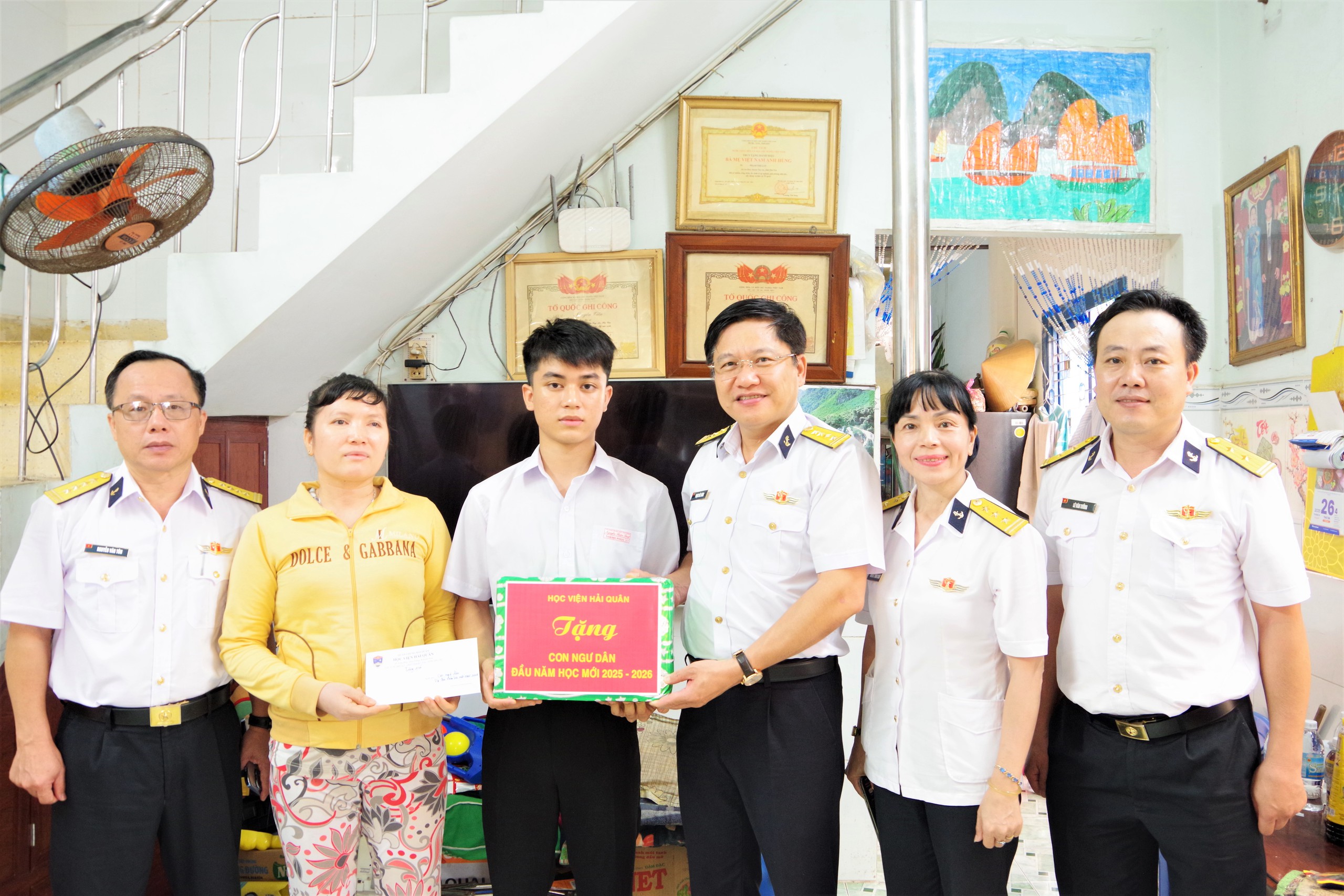 Marinskolan uppmuntrar gudson inför nytt läsår - Foto 1. Học viện Hải quân động viên con đỡ đầu trước thềm năm học mới- Ảnh 1.