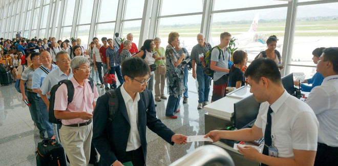 Vé máy bay "nhích dần", tàu hỏa "cháy vé" đến Hà Nội xem diễu binh dịp 2/9- Ảnh 1. Vé máy bay "nhích dần", tàu hỏa "cháy vé" đến Hà Nội xem diễu binh dịp 2/9- Ảnh 1.