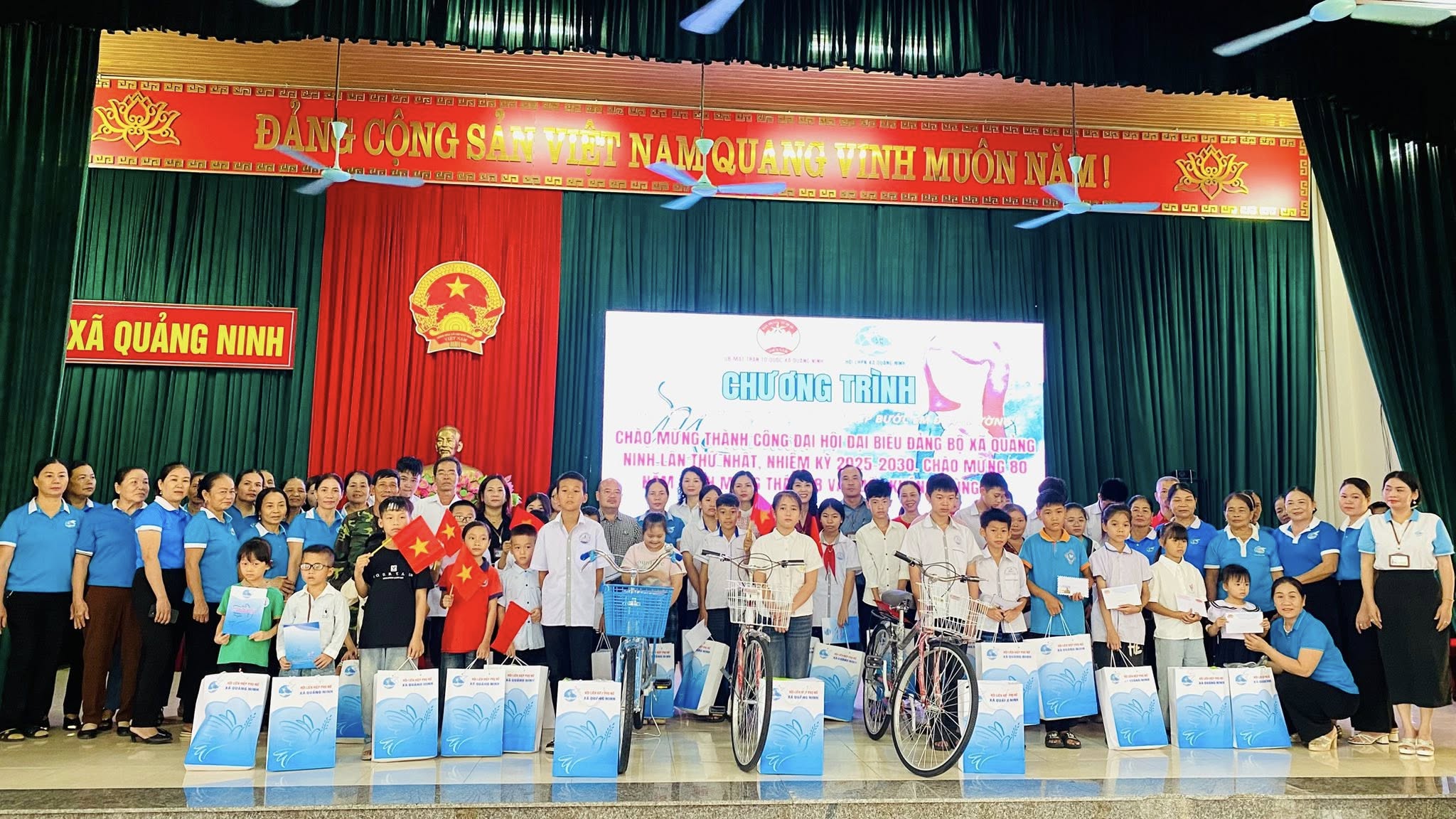 איגוד הנשים של מחוז טאנה הואה מעניק מתנות ליתומים לרגל שנת הלימודים החדשה - תמונה 5. Hội LHPN tỉnh Thanh Hóa tặng quà trẻ mồ côi nhân dịp năm học mới - Ảnh 5.