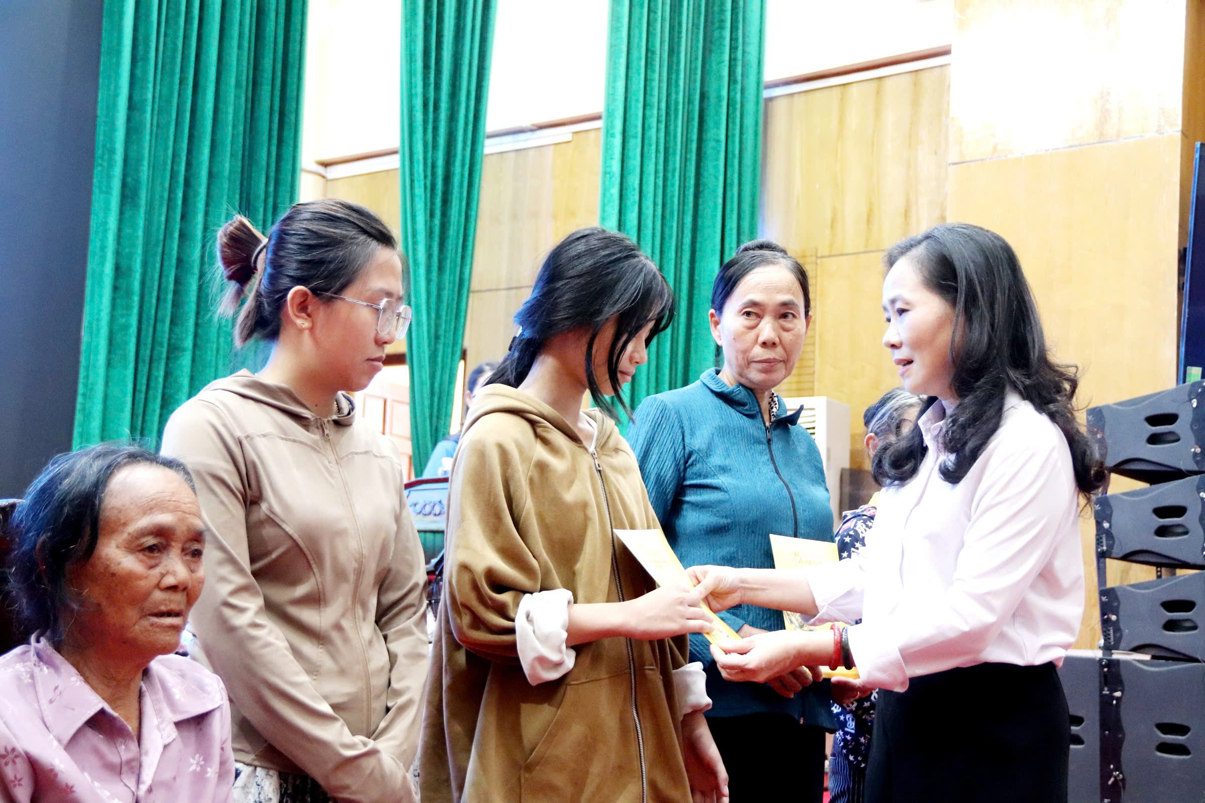 איגוד הנשים של מחוז טאנה הואה מעניק מתנות ליתומים לרגל שנת הלימודים החדשה - תמונה 2. Hội LHPN tỉnh Thanh Hóa tặng quà trẻ mồ côi nhân dịp năm học mới - Ảnh 2.