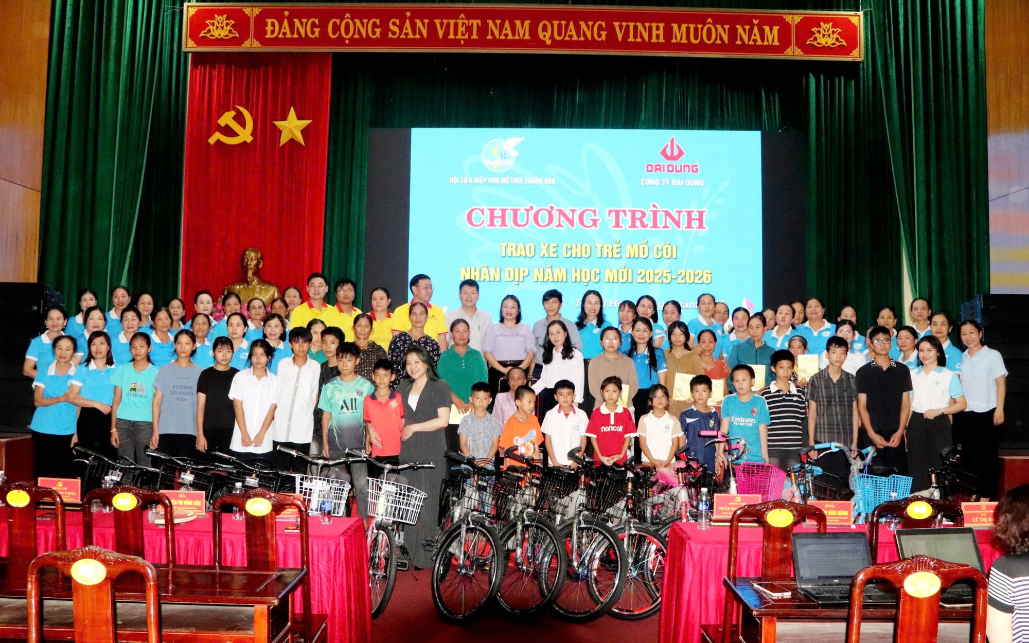 איגוד הנשים של מחוז טאנה הואה מעניק מתנות ליתומים לרגל שנת הלימודים החדשה - תמונה 3. Hội LHPN tỉnh Thanh Hóa tặng quà trẻ mồ côi nhân dịp năm học mới - Ảnh 3.