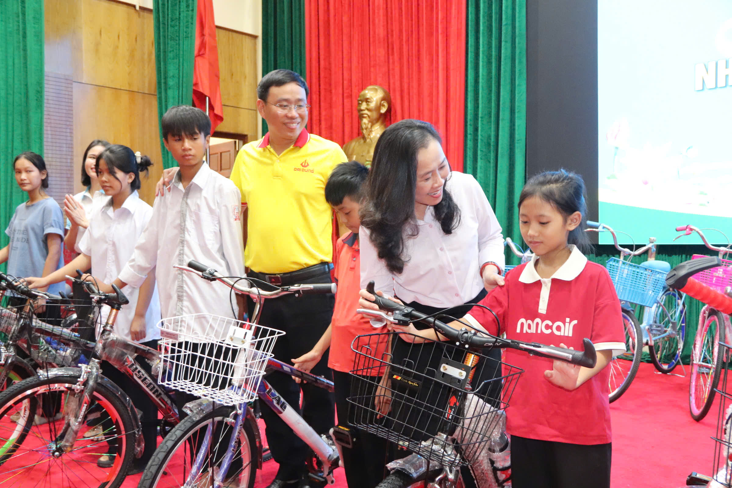 איגוד הנשים המחוזי של טהאן הואה מעניק מתנות ליתומים לרגל שנת הלימודים החדשה - תמונה 1. Hội LHPN tỉnh Thanh Hóa tặng quà trẻ mồ côi nhân dịp năm học mới - Ảnh 1.