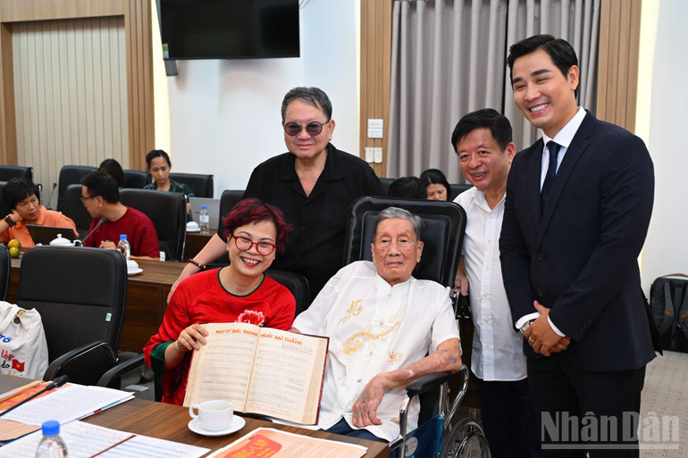 Nhạc sĩ Phạm Tuyên trao tặng ca khúc "Như có Bác trong ngày đại thắng" cho Báo Nhân Dân- Ảnh 3. Nhạc sĩ Phạm Tuyên trao tặng ca khúc "Như có Bác trong ngày đại thắng" cho Báo Nhân Dân- Ảnh 3.