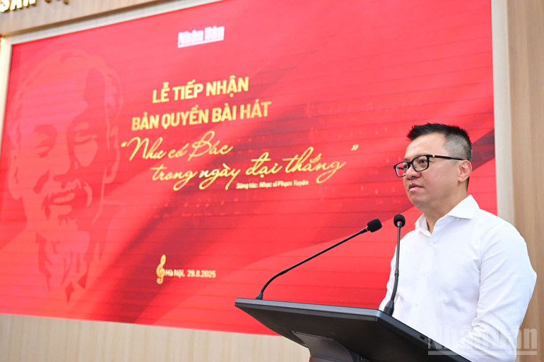 Nhạc sĩ Phạm Tuyên trao tặng ca khúc "Như có Bác trong ngày đại thắng" cho Báo Nhân Dân- Ảnh 1. Nhạc sĩ Phạm Tuyên trao tặng ca khúc "Như có Bác trong ngày đại thắng" cho Báo Nhân Dân- Ảnh 1.