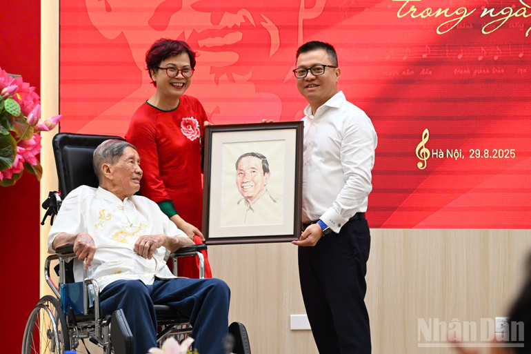 Nhạc sĩ Phạm Tuyên trao tặng ca khúc "Như có Bác trong ngày đại thắng" cho Báo Nhân Dân- Ảnh 2. Nhạc sĩ Phạm Tuyên trao tặng ca khúc "Như có Bác trong ngày đại thắng" cho Báo Nhân Dân- Ảnh 2.