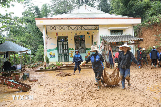 Thủ tướng: Không để học sinh thiếu trường, người dân thiếu nơi chữa bệnh do thiên tai- Ảnh 1. Thủ tướng: Không để học sinh thiếu trường, người dân thiếu nơi chữa bệnh do thiên tai- Ảnh 1.