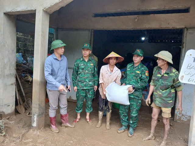 Bộ đội biên phòng Sơn La gùi gạo, lương thực đến người dân vùng lũ - Ảnh 6. Bộ đội biên phòng Sơn La gùi gạo, lương thực đến người dân vùng lũ - Ảnh 6.
