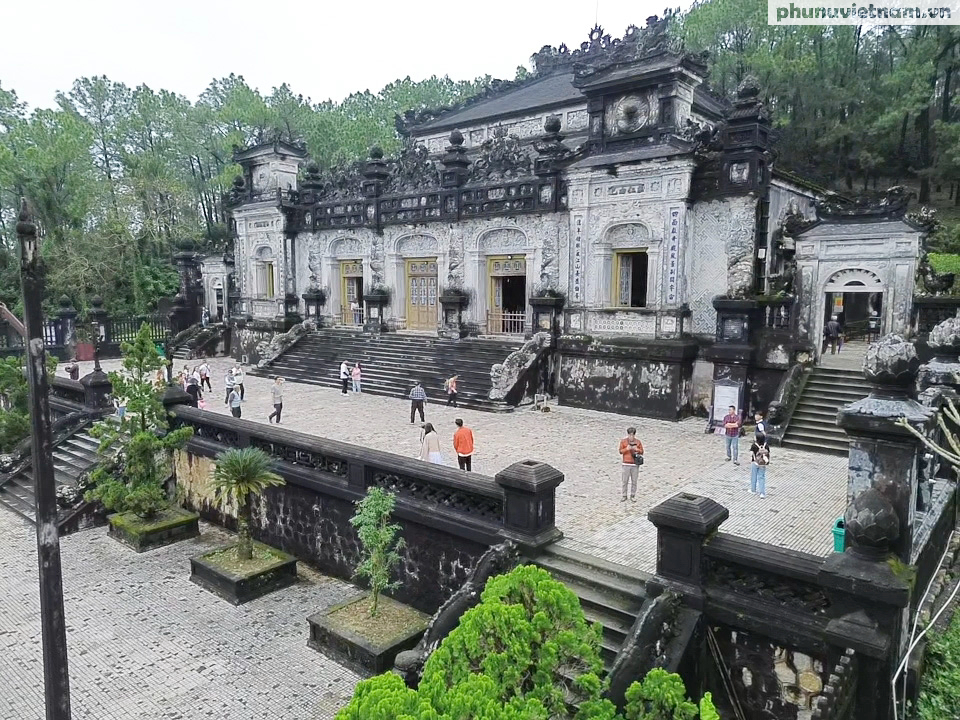 Khi tà áo dài Việt hòa quyện cùng vẻ đẹp lăng Khải Định- Ảnh 10. Khi tà áo dài Việt hòa quyện cùng vẻ đẹp lăng Khải Định- Ảnh 10.