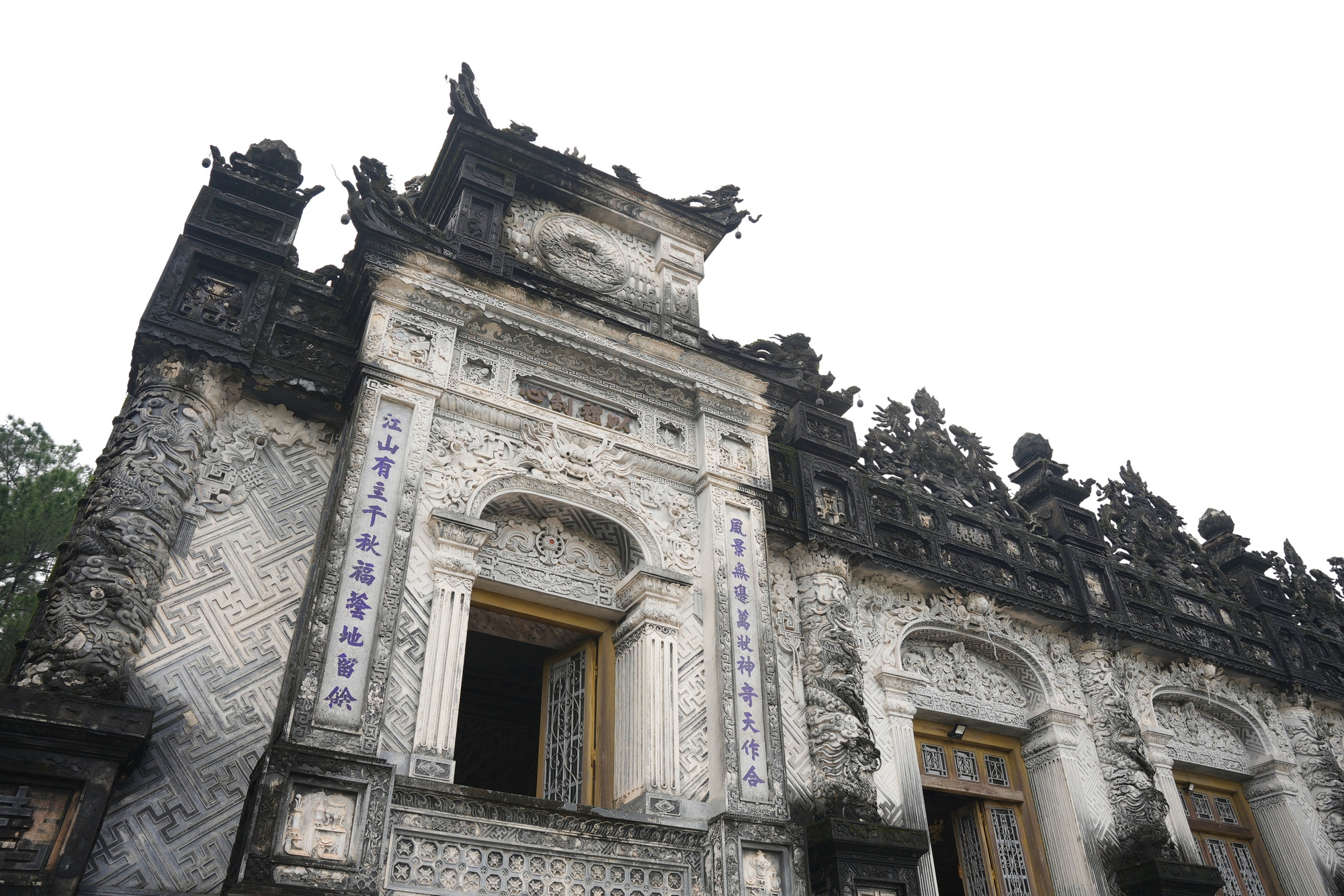Khi tà áo dài Việt hòa quyện cùng vẻ đẹp lăng Khải Định- Ảnh 11. Khi tà áo dài Việt hòa quyện cùng vẻ đẹp lăng Khải Định- Ảnh 11.