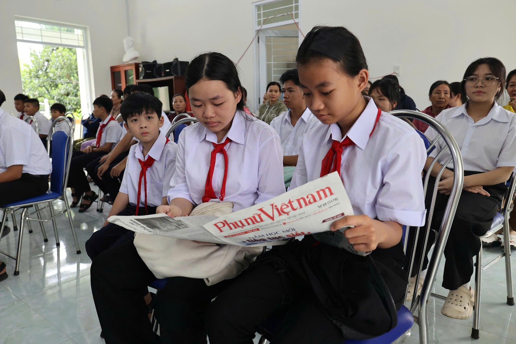 Khanh Hoa: Mujeres y huérfanos recibieron el periódico de mujeres vietnamitas - Foto 1. Khánh Hòa: Phụ nữ và trẻ mồ côi được tặng Báo Phụ nữ Việt Nam- Ảnh 1.