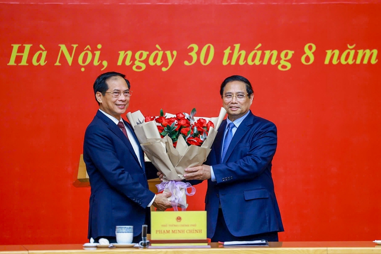 Thủ tướng Phạm Minh Chính trao quyết định giao Quyền Bộ trưởng Bộ Ngoại giao- Ảnh 1. Thủ tướng Phạm Minh Chính trao quyết định giao Quyền Bộ trưởng Bộ Ngoại giao- Ảnh 1.