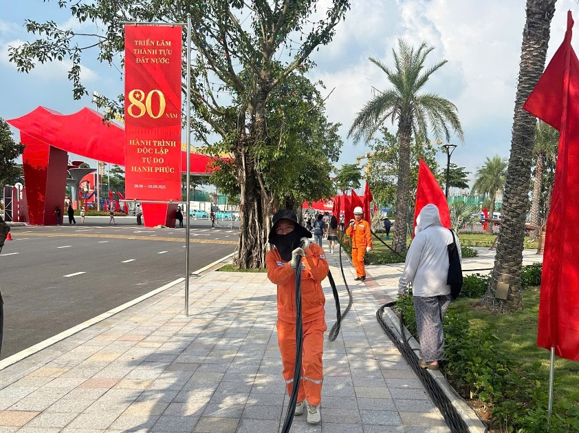 Sự hy sinh thầm lặng cho một Thủ đô sáng rực, an toàn, hiện đại và tràn đầy khí thế trong ngày Tết Độc lập- Ảnh 1.