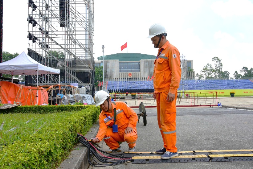 Sự hy sinh thầm lặng cho một Thủ đô sáng rực, an toàn, hiện đại và tràn đầy khí thế trong ngày Tết Độc lập- Ảnh 2.