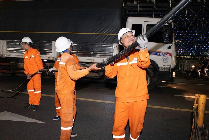 Sự hy sinh thầm lặng cho một Thủ đô sáng rực, an toàn, hiện đại và tràn đầy khí thế trong ngày Tết Độc lập- Ảnh 3.