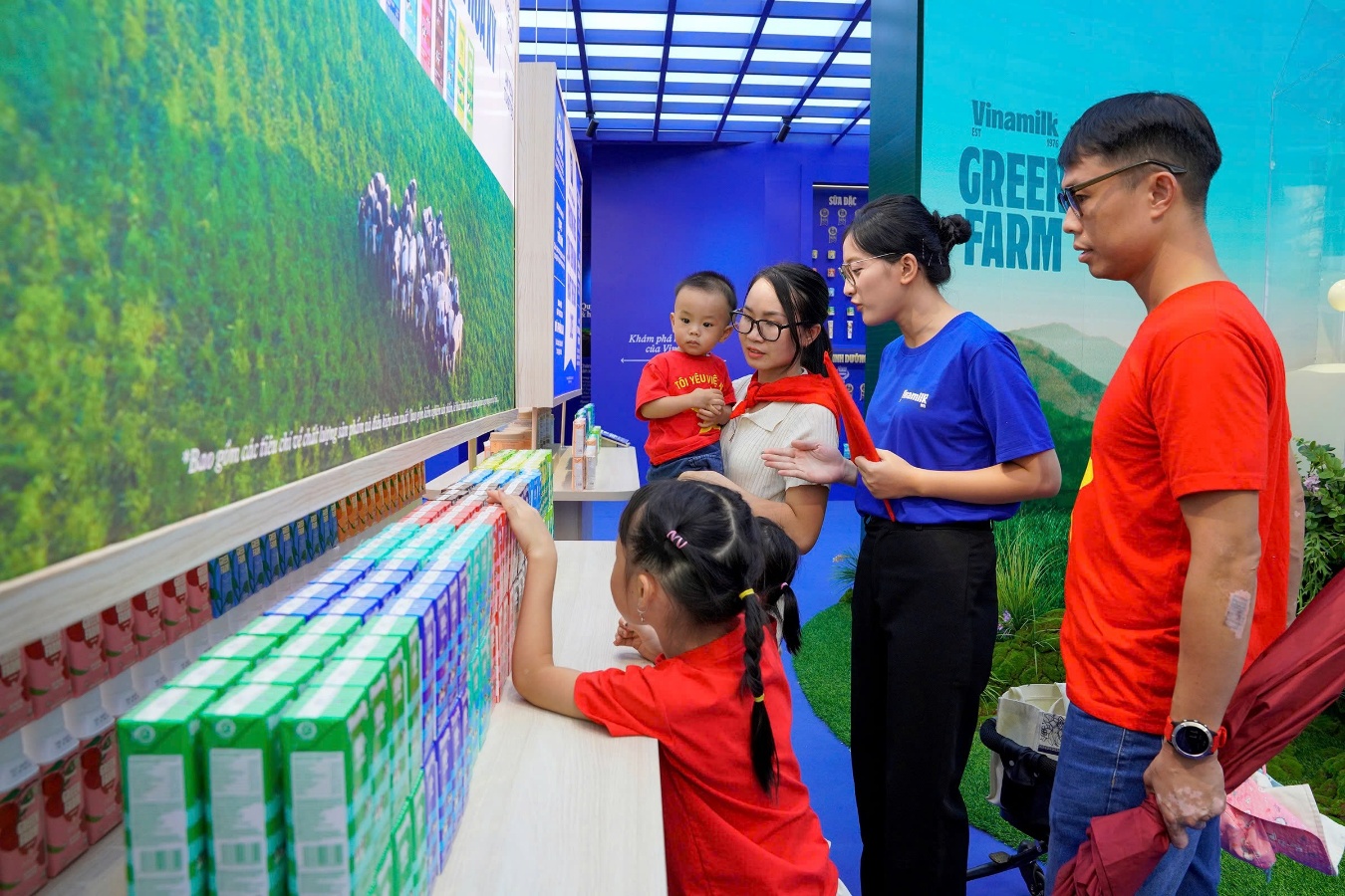 Người dân thích thú trải nghiệm không gian trưng bày của Vinamilk tại triển lãm thành tựu đất nước 80 năm- Ảnh 5. Người dân thích thú trải nghiệm không gian trưng bày của Vinamilk tại triển lãm thành tựu đất nước 80 năm- Ảnh 5.