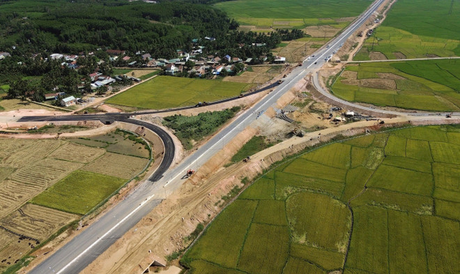 Hàng nghìn công nhân bám trụ thi công xuyên lễ ở dự án cao tốc trọng điểm- Ảnh 2. Hàng nghìn công nhân bám trụ thi công xuyên lễ ở dự án cao tốc trọng điểm- Ảnh 2.