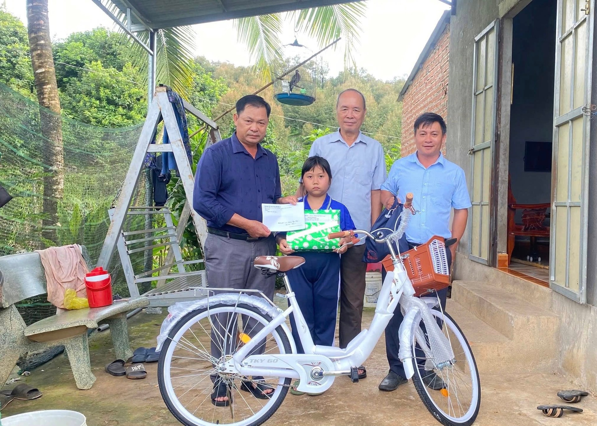 ឃុំ Da Huoai 2, Lam Dong: សិស្សក្រីក្រចំនួន 69 នាក់ត្រូវបានគាំទ្រ Xã Đạ Huoai 2, Lâm Đồng: 69 học sinh nghèo được