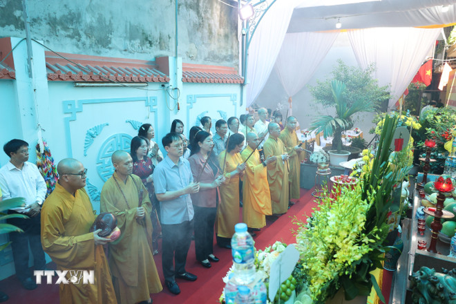 Hà Nội tưởng niệm đồng bào chết vì oanh tạc, nạn đói 1944-1945- Ảnh 1. Hà Nội tưởng niệm đồng bào chết vì oanh tạc, nạn đói 1944-1945- Ảnh 1.