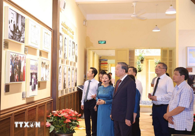 Tổng Bí thư Tô Lâm dâng hương tại Di tích số 48 Hàng Ngang- Ảnh 2. Tổng Bí thư Tô Lâm dâng hương tại Di tích số 48 Hàng Ngang- Ảnh 2.