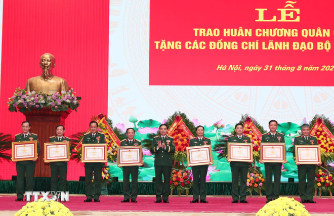 Trao huân chương tặng Đại tướng Phan Văn Giang và các lãnh đạo Bộ Quốc phòng- Ảnh 1. Trao huân chương tặng Đại tướng Phan Văn Giang và các lãnh đạo Bộ Quốc phòng- Ảnh 1.