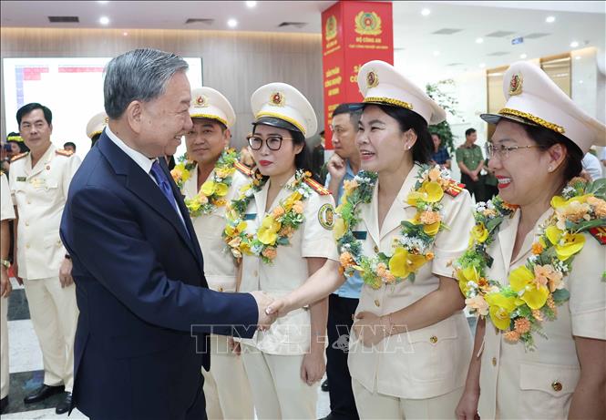 Tổng Bí thư Tô Lâm gặp mặt điển hình tiên tiến dự Đại hội thi đua "Vì An ninh Tổ quốc" lần thứ 9- Ảnh 5. Tổng Bí thư Tô Lâm gặp mặt điển hình tiên tiến dự Đại hội thi đua "Vì An ninh Tổ quốc" lần thứ 9- Ảnh 5.