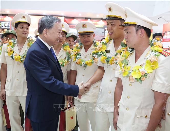 Tổng Bí thư Tô Lâm gặp mặt điển hình tiên tiến dự Đại hội thi đua "Vì An ninh Tổ quốc" lần thứ 9- Ảnh 6. Tổng Bí thư Tô Lâm gặp mặt điển hình tiên tiến dự Đại hội thi đua "Vì An ninh Tổ quốc" lần thứ 9- Ảnh 6.