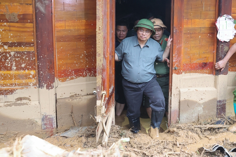 Thủ tướng: Làm mọi cách nhanh nhất có thể ổn định đời sống người dân vùng lũ- Ảnh 5. Thủ tướng: Làm mọi cách nhanh nhất có thể ổn định đời sống người dân vùng lũ- Ảnh 5.