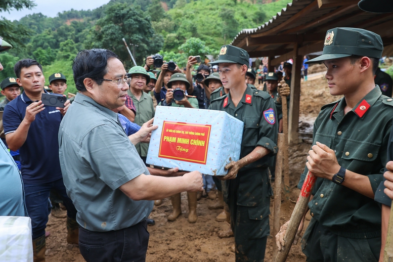 Thủ tướng: Làm mọi cách nhanh nhất có thể ổn định đời sống người dân vùng lũ- Ảnh 10. Thủ tướng: Làm mọi cách nhanh nhất có thể ổn định đời sống người dân vùng lũ- Ảnh 10.